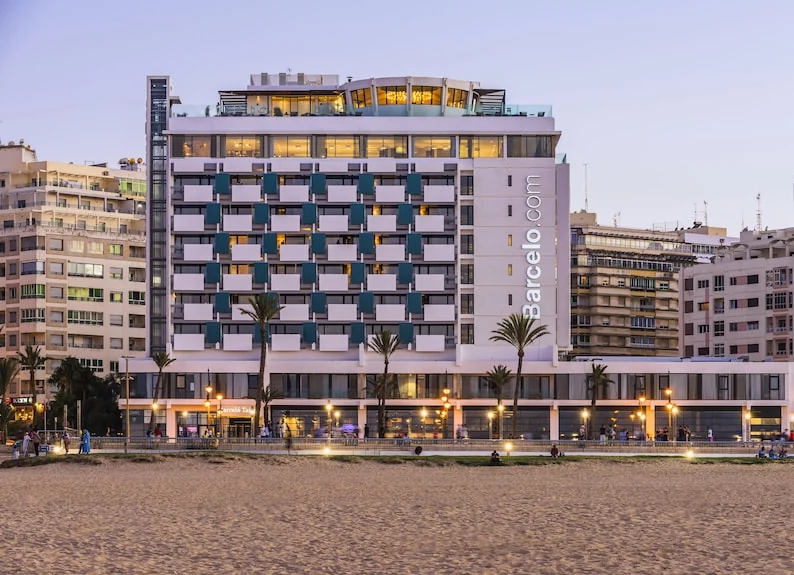 Façade de l'hôtel Barceló Tanger vue depuis la plage, au crépuscule